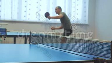 乒乓球生活方式反手概念。模糊焦点男子乒乓球训练